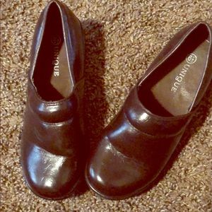 Brown ‘Unique’ clogs. 6 1/2 never worn.